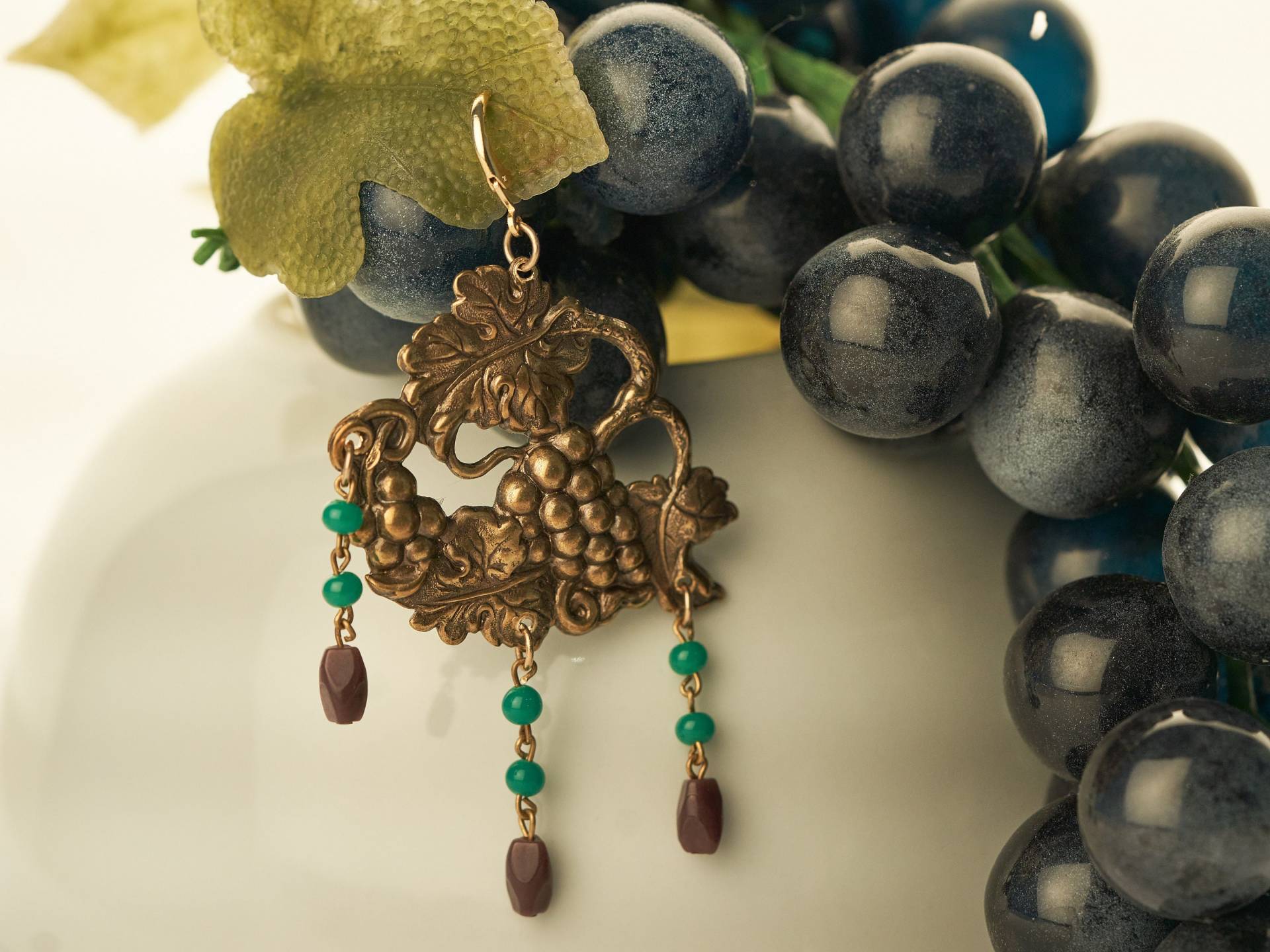 Weinberg Ohrringe Handgefertigt Mit Antiken Weinstempel Und Perlen Weinberg Ohrringe Handgefertigt Mit Antiken Weinstempel Und Perlen von LaParureJewelry