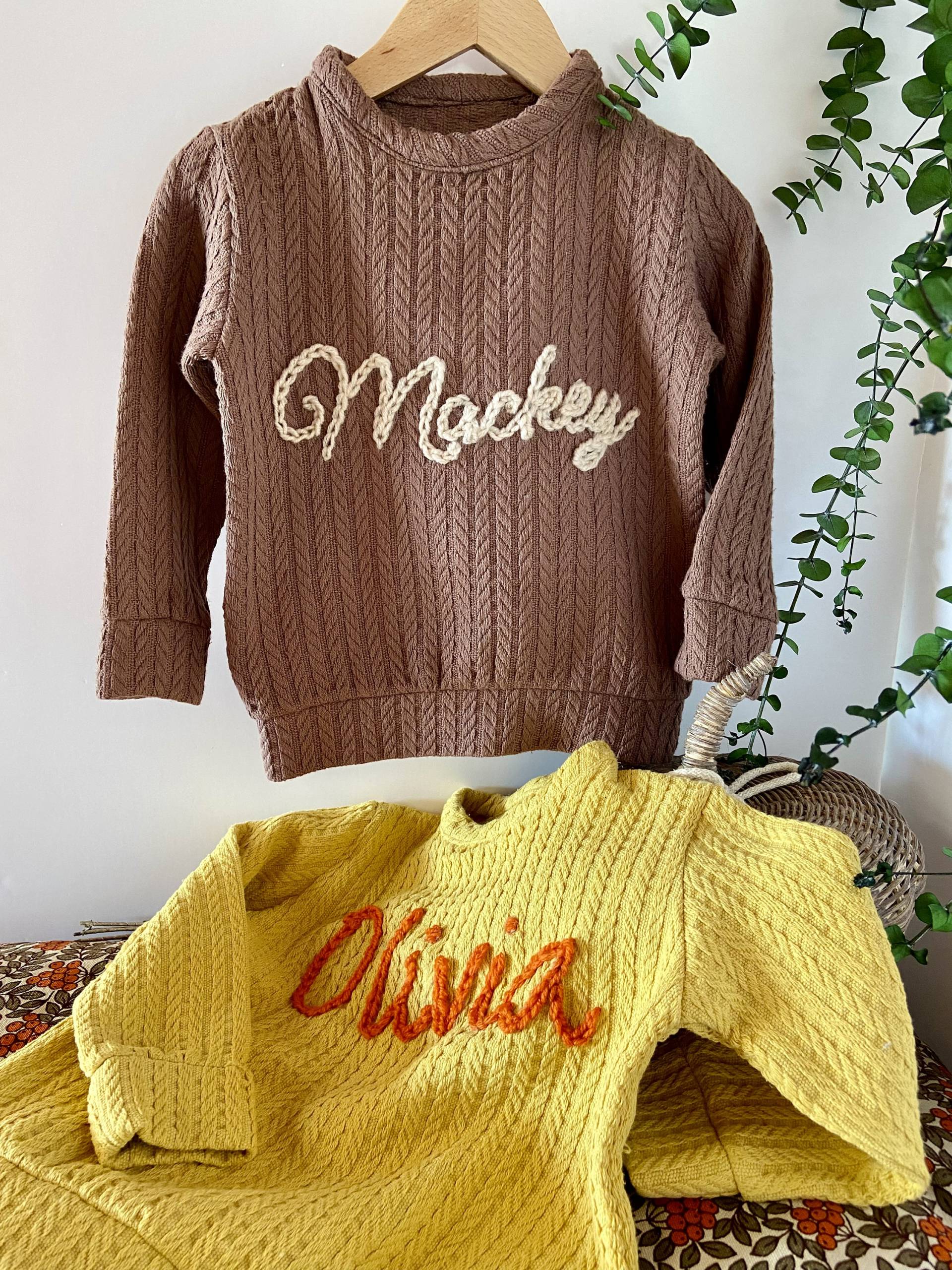 Personalisierter Baby Name Pullover Handbesticktes Baumwolltrikot Personalisierter Baby Name Pullover Handbesticktes Baumwolltrikot von LaPassionBabyKids