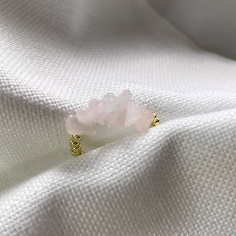 Außergewöhnlicher Ring Aus Hochwertigen Goldfarbenen Toho Perlen Mit Rosenquarz Splittern. Größe Indivualisierbar von LaPerlaPiccola