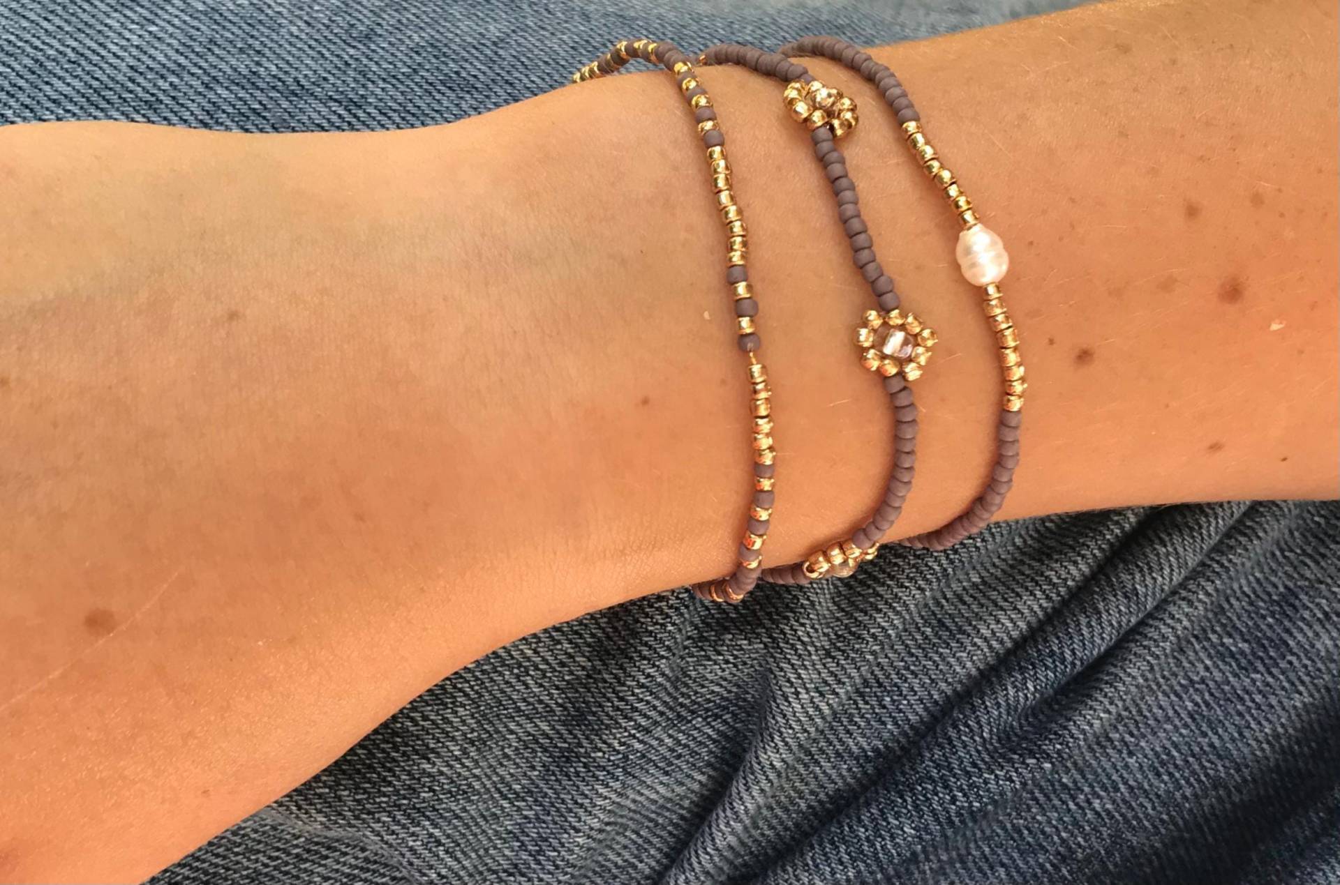 Blasslila Perlenarmbänder Mit Goldfarbenen Einsätzen, Blümchen Oder Süßwasserperle von LaPerlaPiccola
