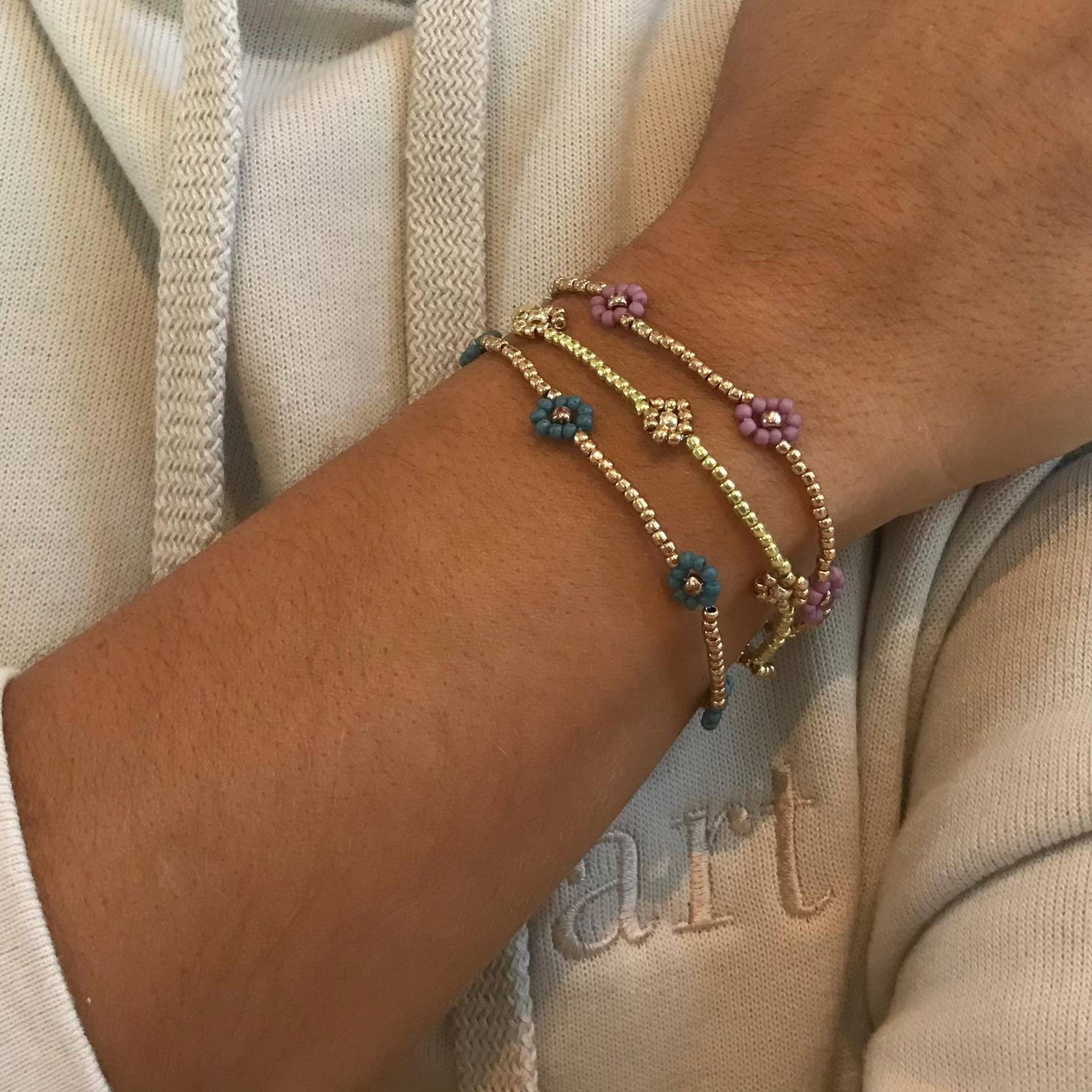 Blümchenarmbänder Mit Rosa, Blauen Oder Goldenen Blümchen von LaPerlaPiccola