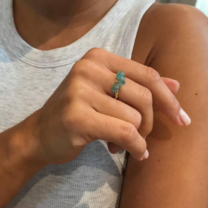 Handgefertigter Ring Aus Goldfarbenen Toho-Perlen Mit Apatitesplittern von LaPerlaPiccola