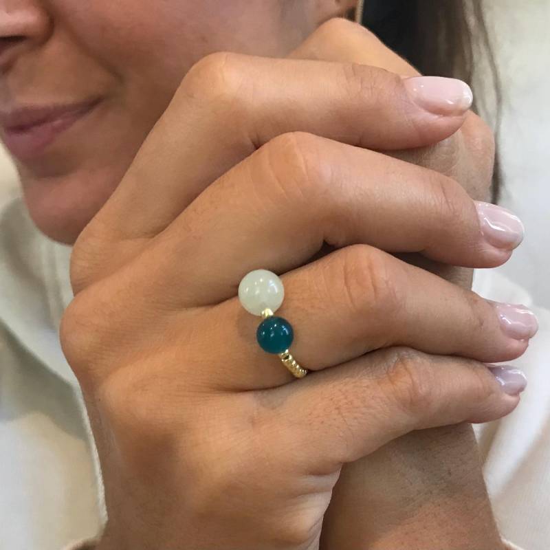 Perlenring Mit Hellgrüner Jadeperle Und Dunkelgrüner Glasperle von LaPerlaPiccola