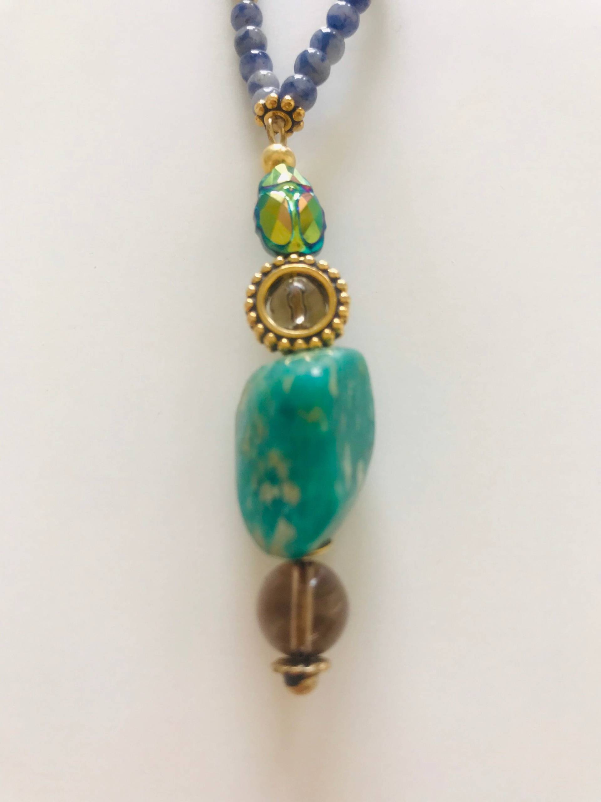 Halskette Aus Blauer Sodalit, Turquoise, Aventurine, Quarz Geräuchert, Swarovski-Käfer, Vergoldetes Metall Halskette Aus Blauer Sodalit, Turquoise, Aventurine, Quarz Geräuchert, Swarovski-Käfer, Vergoldetes Metall von LaPerleEnchantee