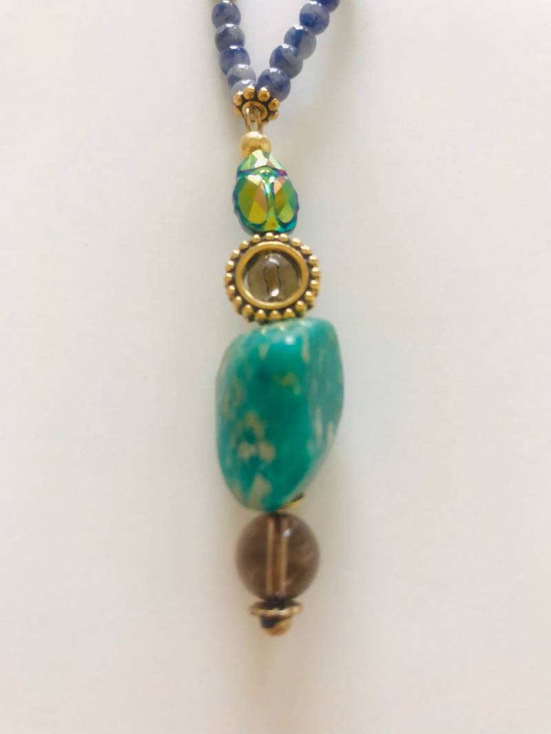 Halskette Aus Blauer Sodalit, Turquoise, Aventurine, Quarz Geräuchert, Swarovski-Käfer, Vergoldetes Metall Halskette Aus Blauer Sodalit, Turquoise, Aventurine, Quarz Geräuchert, Swarovski-Käfer, Vergoldetes Metall von LaPerleEnchantee