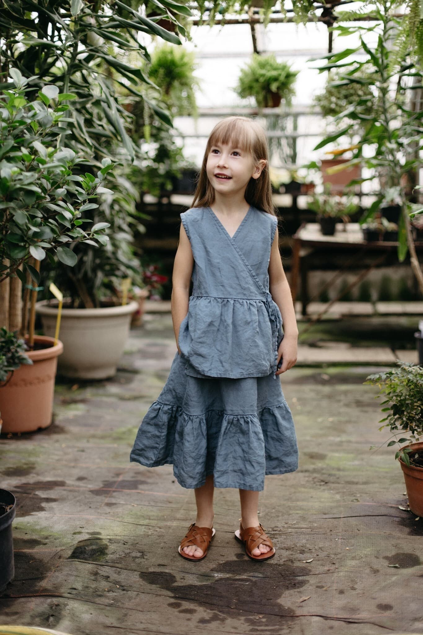 Ärmellose Leinenbluse Wickelweste Für Mädchen Mit Optionaler Stickerei von LaPetiteAlice