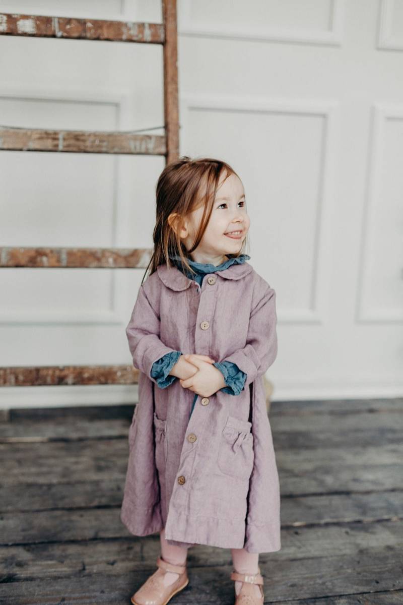 Kinder Leinenmantel Fluss, Weicher, Leichter Stoff, Lange Ärmel Und Vintage-Inspirierte Knopfleiste | Optional Stickerei von LaPetiteAlice