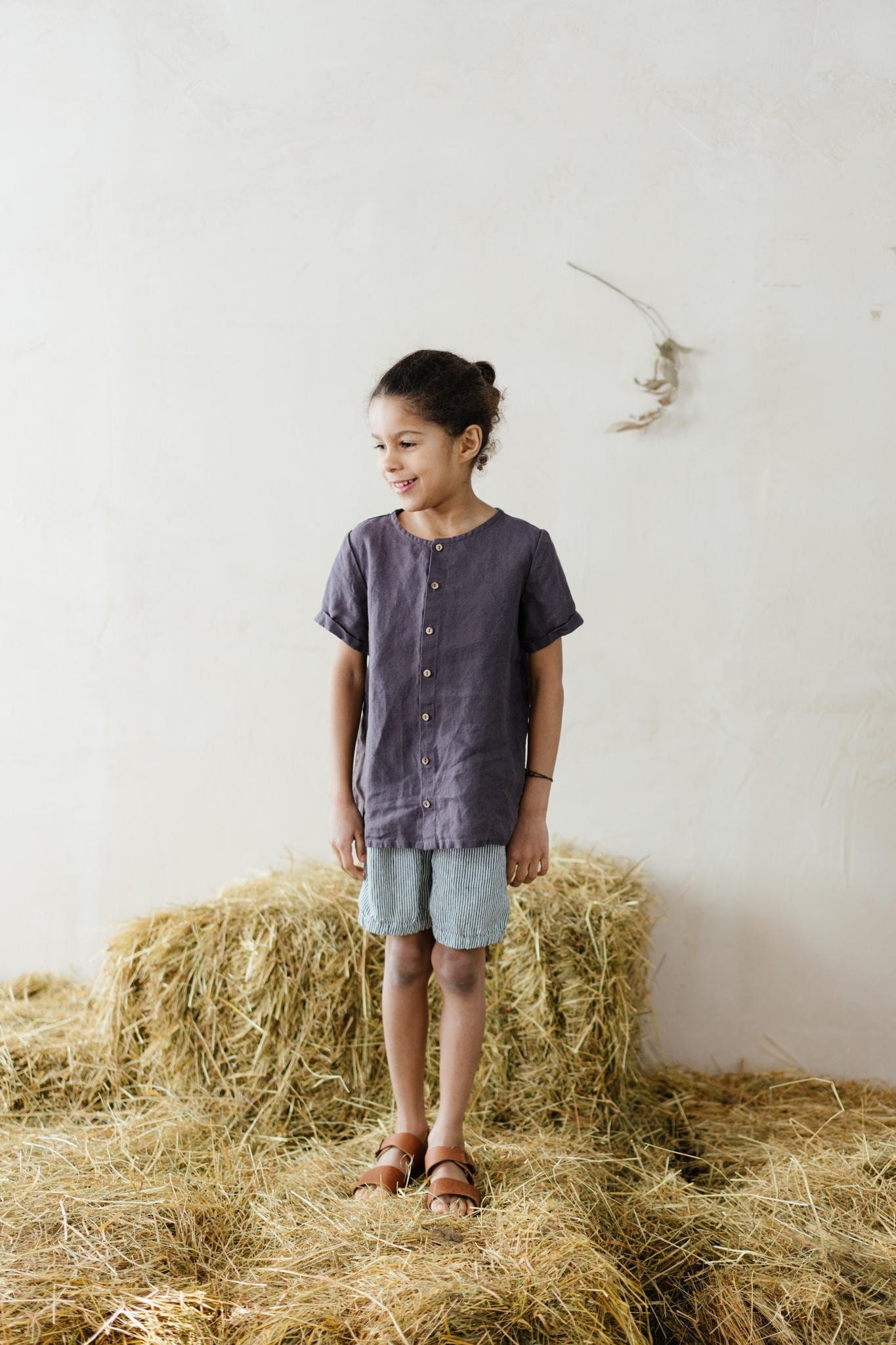 Kinder Leinenshirt Felix Unisex Kurzarmshirt, Optional Mit Bestickung von LaPetiteAlice