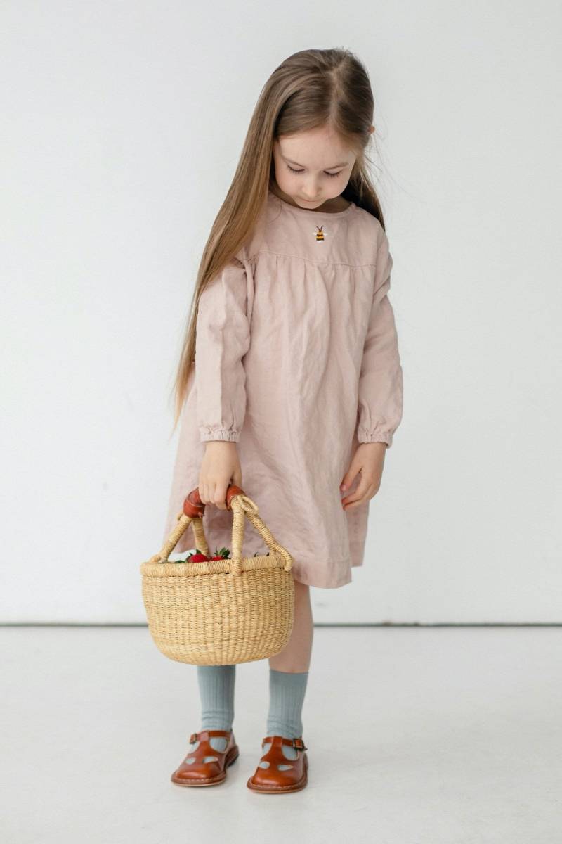 Kleinkind Leinenkleid Louise Lange Ärmel, Auf Wunsch Mit Bienen Stickerei von LaPetiteAlice