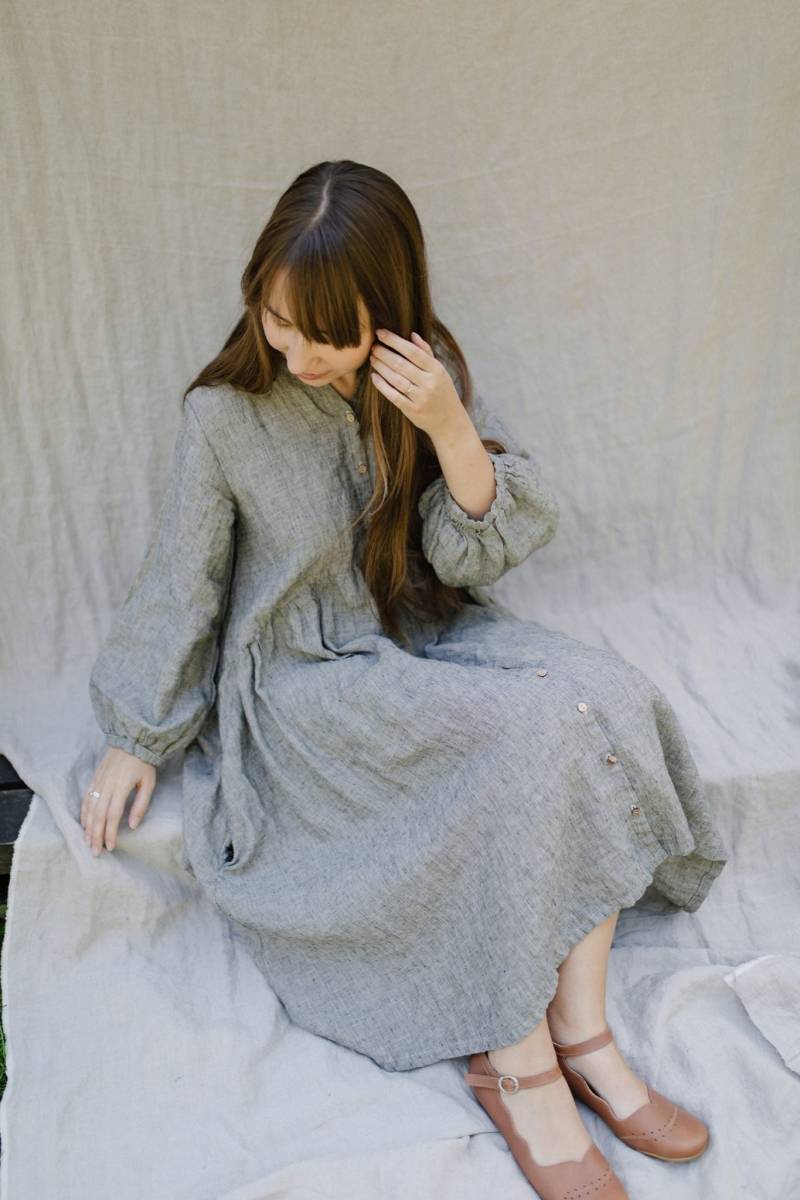 Warmes Leinenkleid Birdie Mit Bischofsärmeln, Übergroßer A-Linienform Und Knopfleiste Für Gemütliche Saisonale Outfits von LaPetiteAlice