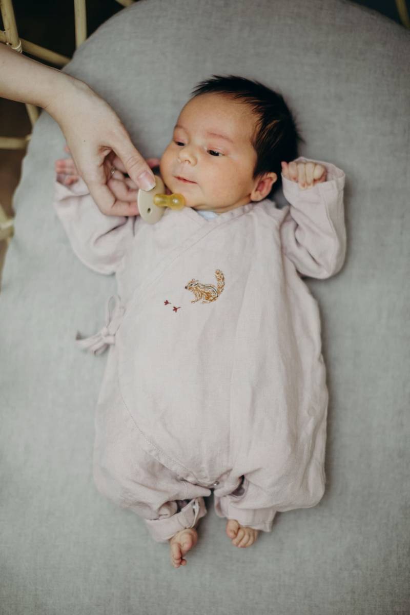 Leinen Baby Wickelstrampler Nachhaltiges Outfit, Optionale Bestickung von LaPetiteAlice