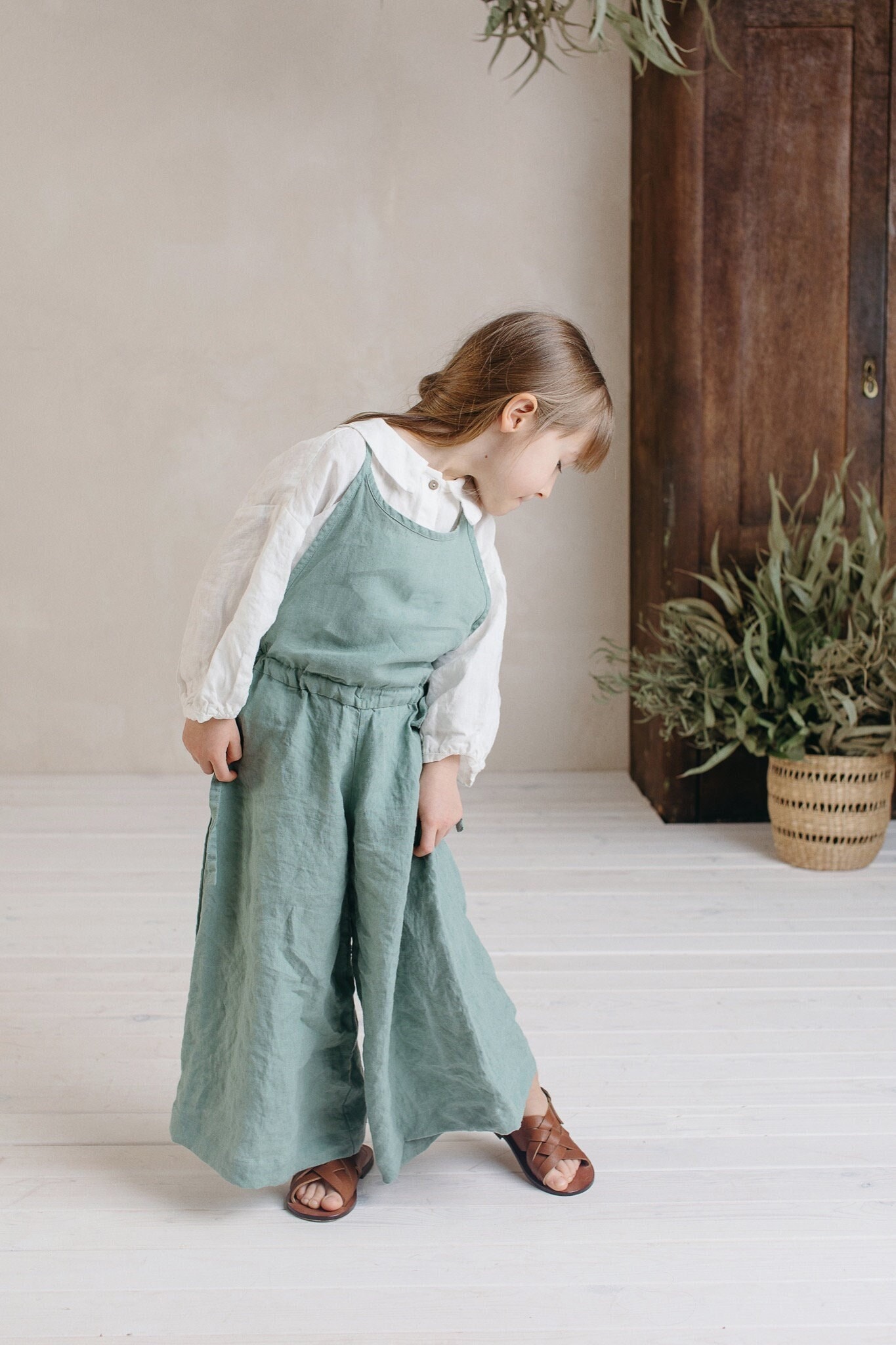 Leinen Overall Für Kinder Strampelanzug Mit Weitem Bein, Strand Outfit von LaPetiteAlice