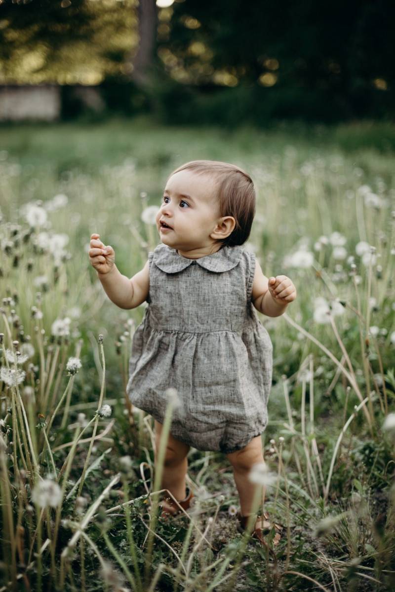 Leinen Strampler Ellis, Baby-Geschenk, Overalls, Kleinkind Strampler, Peter Pan Kragen, Rüschenstrampler | Optional Stickerei von LaPetiteAlice