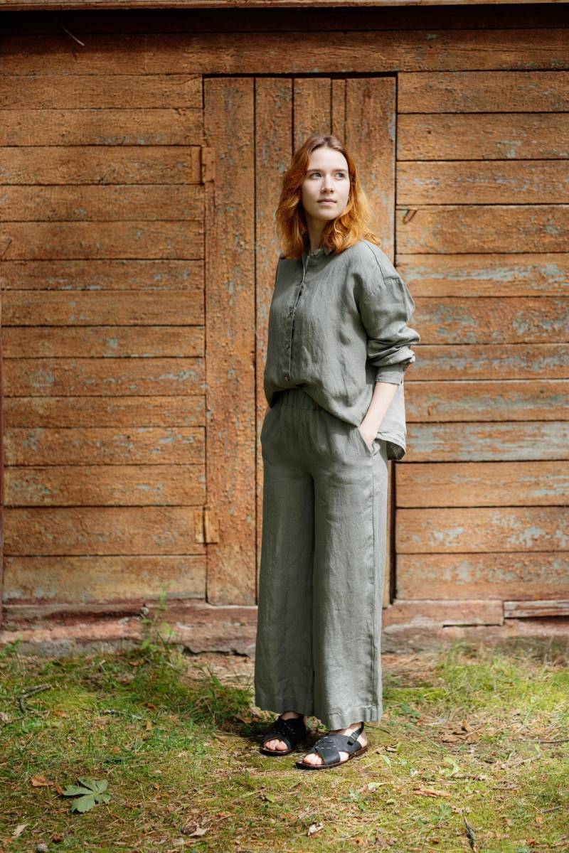 Leinenhemd Silbergrünes Langarm-Button-Top | Auf Wunsch Bestickt von LaPetiteAlice