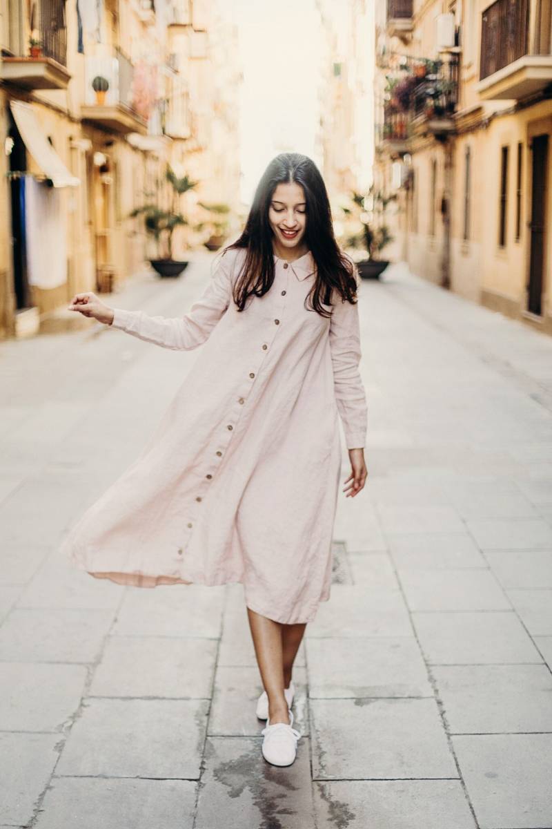 Damen Leinenkleid Norah, Übergroßes A-Linie Midi-Shirt-Kleid Mit Gürtel, Lange Ärmel Für Mühelosen Stil | Optional Stickerei von LaPetiteAlice