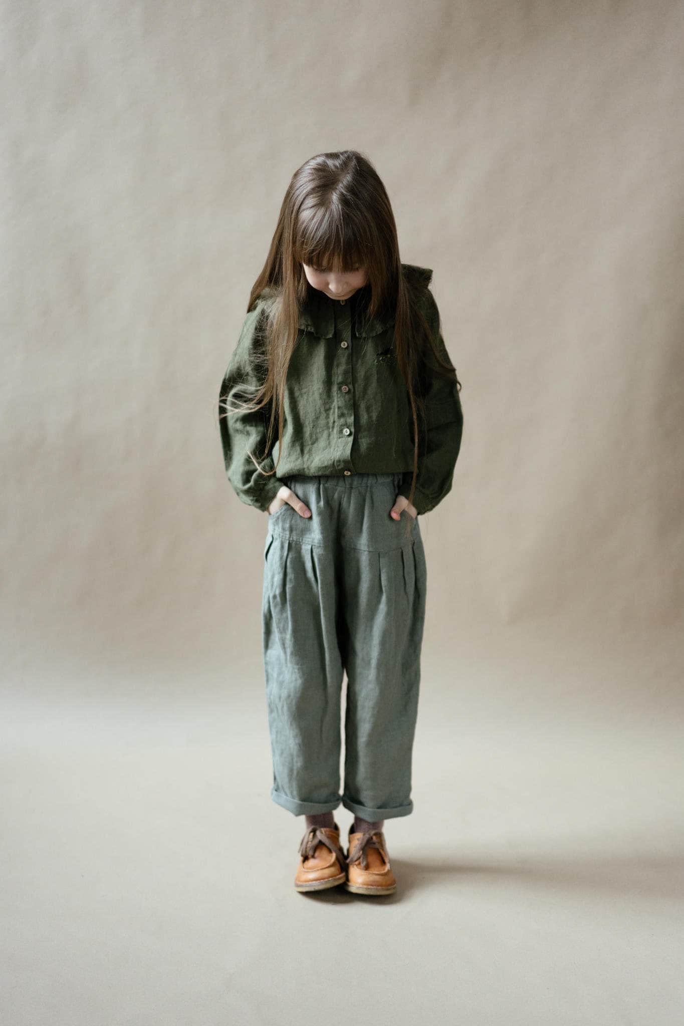 Lockere Leinenhose Tilda Bündchensaum, Gefaltete Oberschenkel von LaPetiteAlice