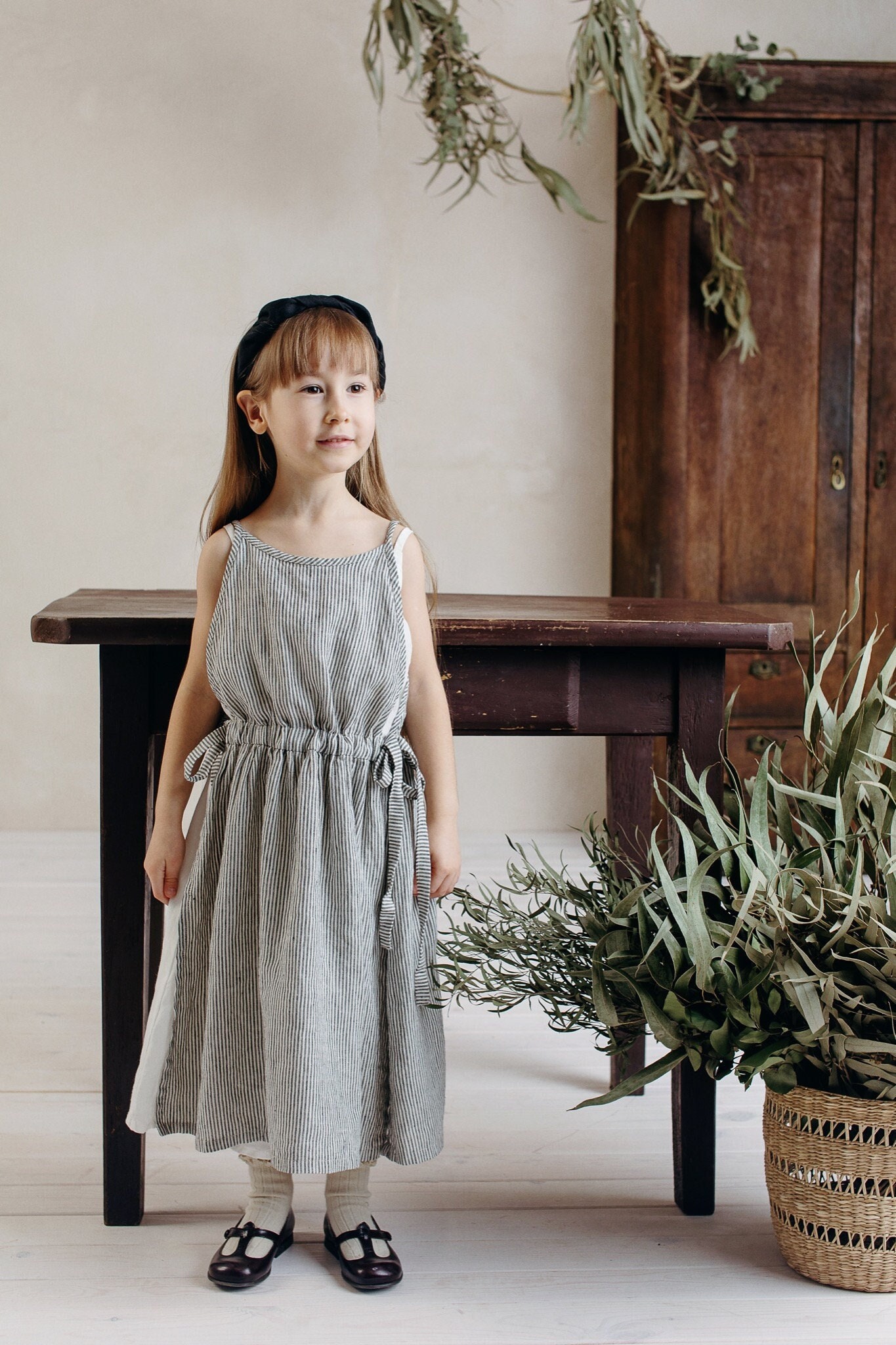 Mädchen Leinen Trägerkleid Handgemachtes Oeko-Tex Schürzenkleid von LaPetiteAlice