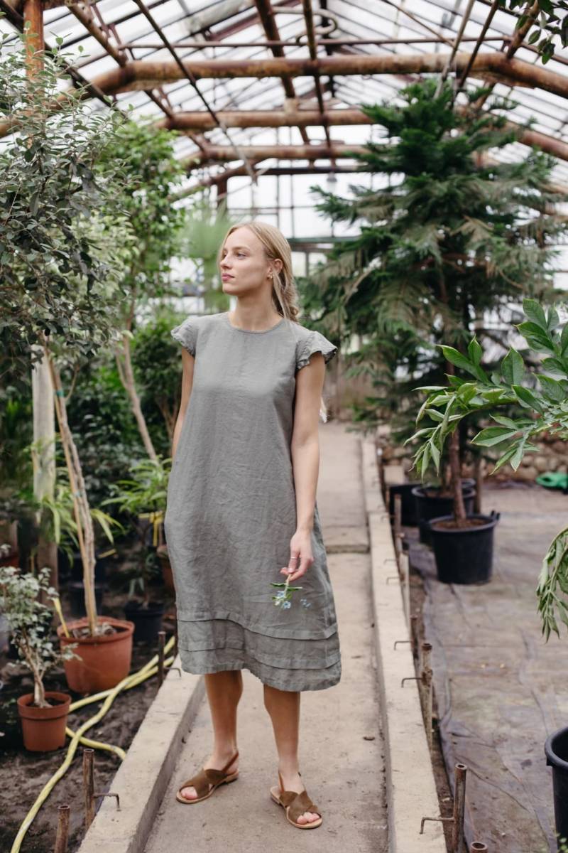 Sommer Hochzeit Leinen Midi Kleid Geraffte Ärmel, Handgefertigte Stickerei von LaPetiteAlice