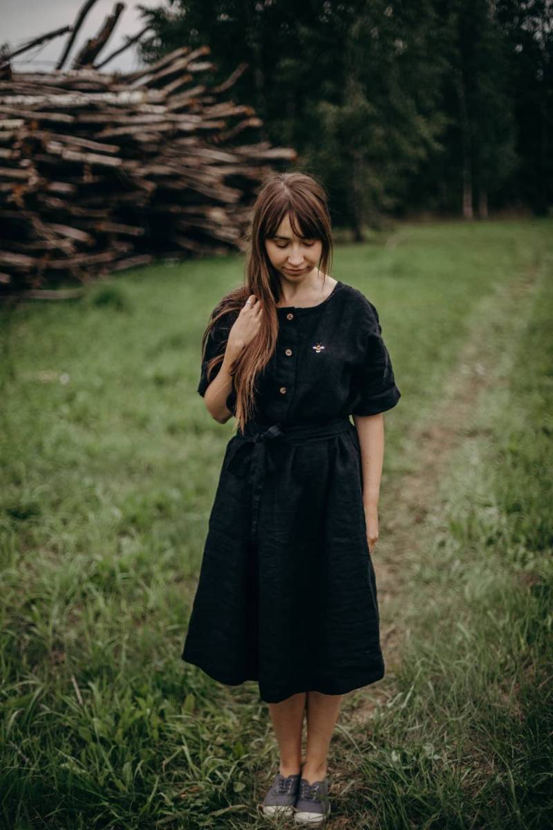 Sommer Leinen Kleid Helen Style, Kurze Ärmel, Taschen, Gürtel, Kokosnuss Knöpfe von LaPetiteAlice