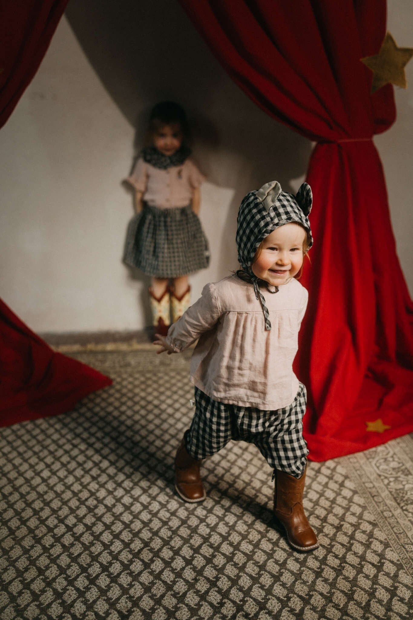 Summer Circus Rehkitz Leinen Mütze in Karo Schwarz Und Natur | Optional Stickerei von LaPetiteAlice