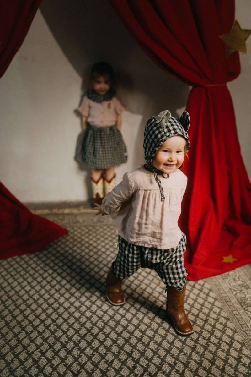 Summer Circus Rehkitz Leinen Mütze in Karo Schwarz Und Natur | Optional Stickerei von LaPetiteAlice