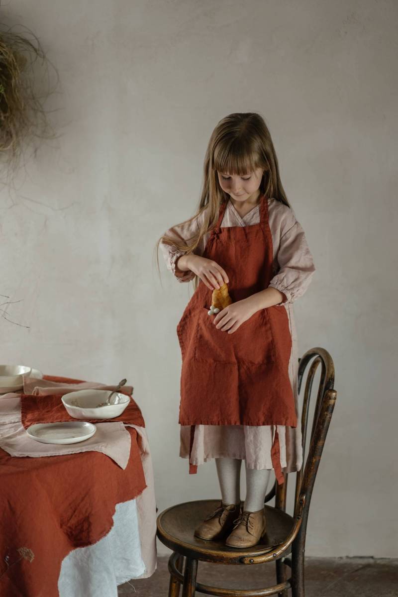 Weihnachtliche Leinenschürze Für Kinder Handgefertigte, Entspannte Passform, Optional Mit Stickerei von LaPetiteAlice