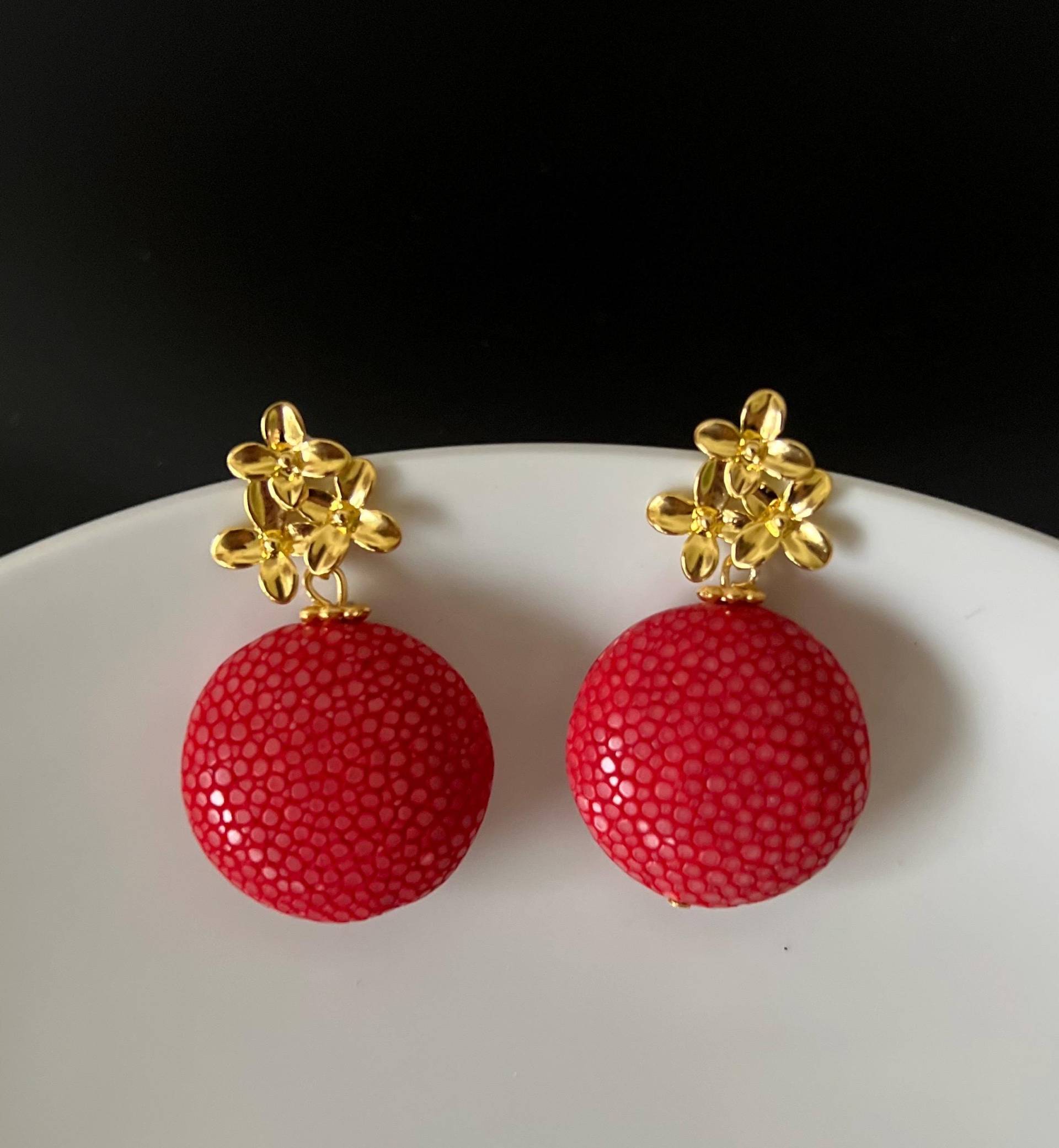 Goldene Ohrringe Mit Korallroten Anhängern Aus Rochenleder von LaPintade