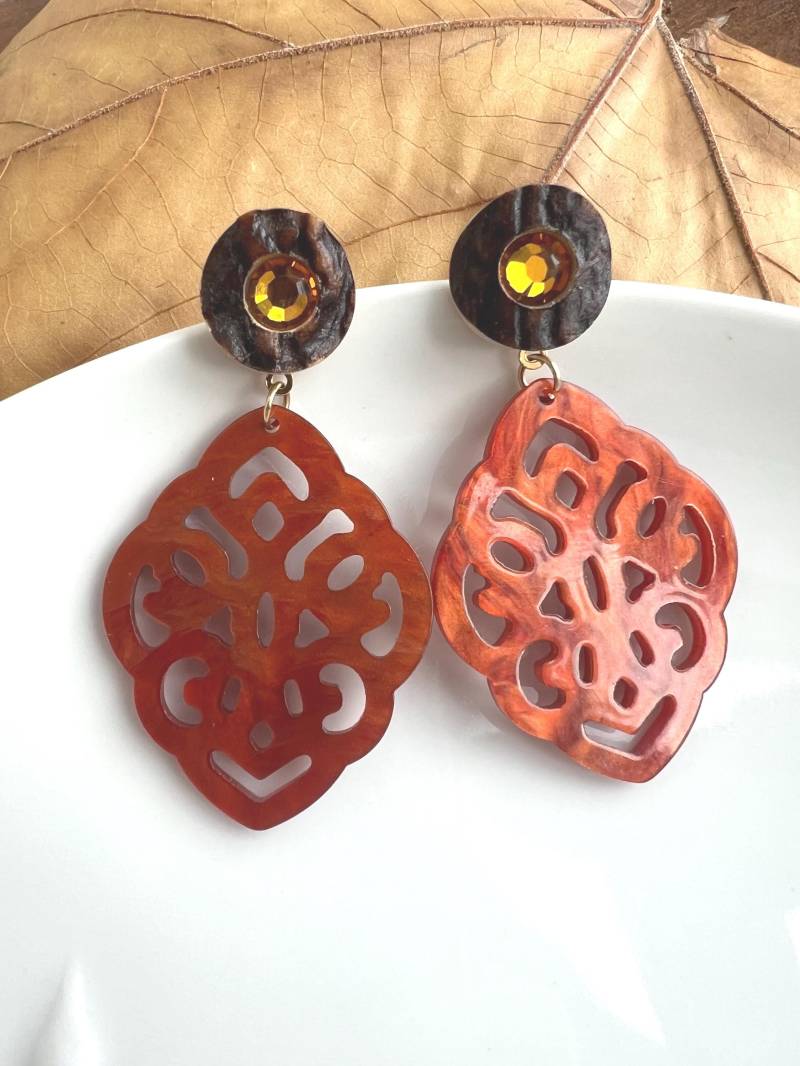 Ohrringe Aus Hirschhorn Mit Ornamentanhängern in Orange-Braun | Statementohrringe Für Den Herbst Elegant Und Natürlich von LaPintade