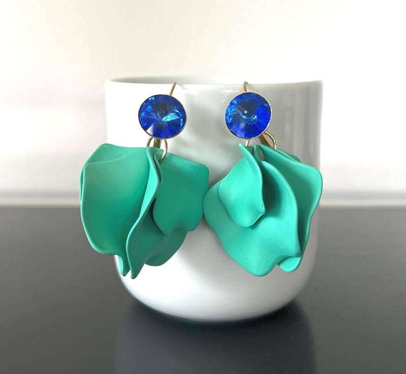 Ohrringe Mit Farbigen Kristallsteinen Und Blütenblättern Aus Acryl Ohrringe Mit Farbigen Kristallsteinen Und Blütenblättern Aus Acryl von LaPintade