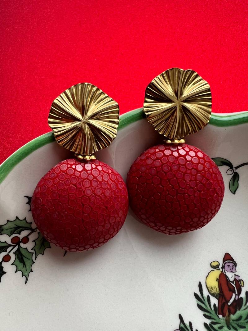 Rote Ohrringe Aus Rochenleder | Statement Rot Gold Festlich Und Elegant Handmade Schmuck Weihnachten von LaPintade