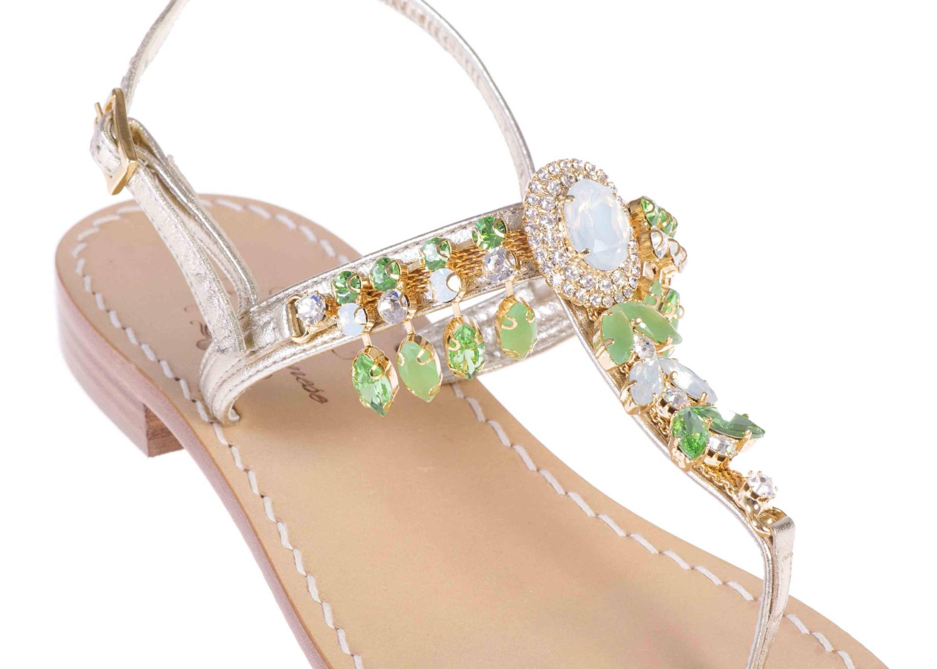 Hergestellt in Italien. Die Domenica Sandale Mit Grünen Und Opal Kristallen Wird Platinum Leder in Italien Hergestellt Hergestellt in Italien. Die Domenica Sandale Mit Grünen Und Opal Kristallen Wird Platinum Leder in Italien Hergestellt von LaPositanese