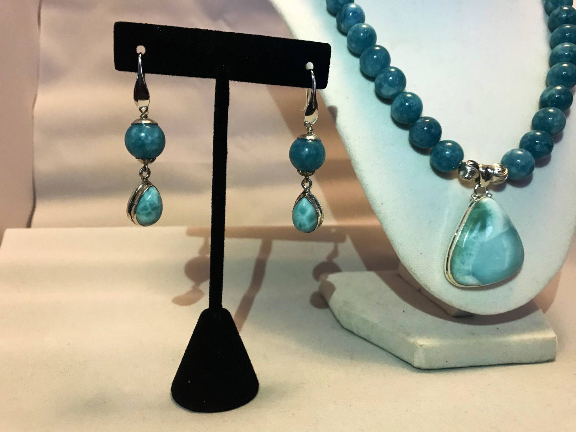 Natürliche Blaue Larimar Edelstein Halskette & Ohrring Set Natürliche Blaue Larimar Edelstein Halskette & Ohrring Set von LaRosaGems