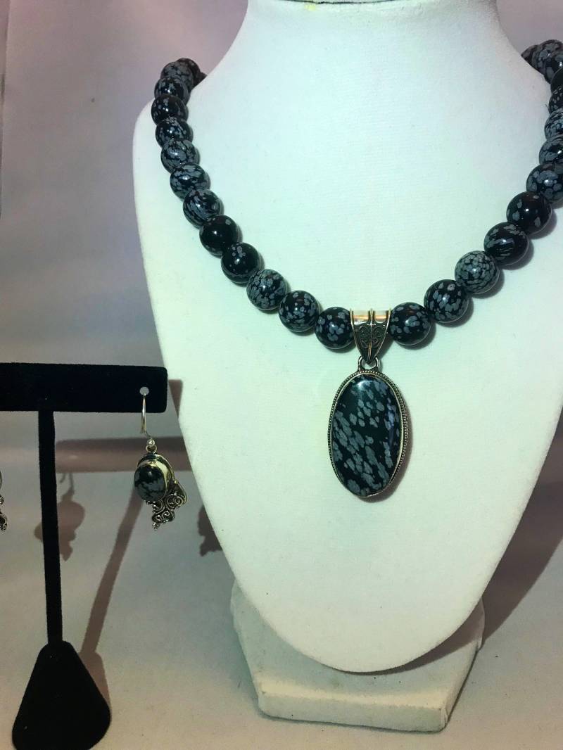 Natürliche Schneeflocken Obsidian Halskette & Ohrring Set Natürliche Schneeflocken Obsidian Halskette & Ohrring Set von LaRosaGems