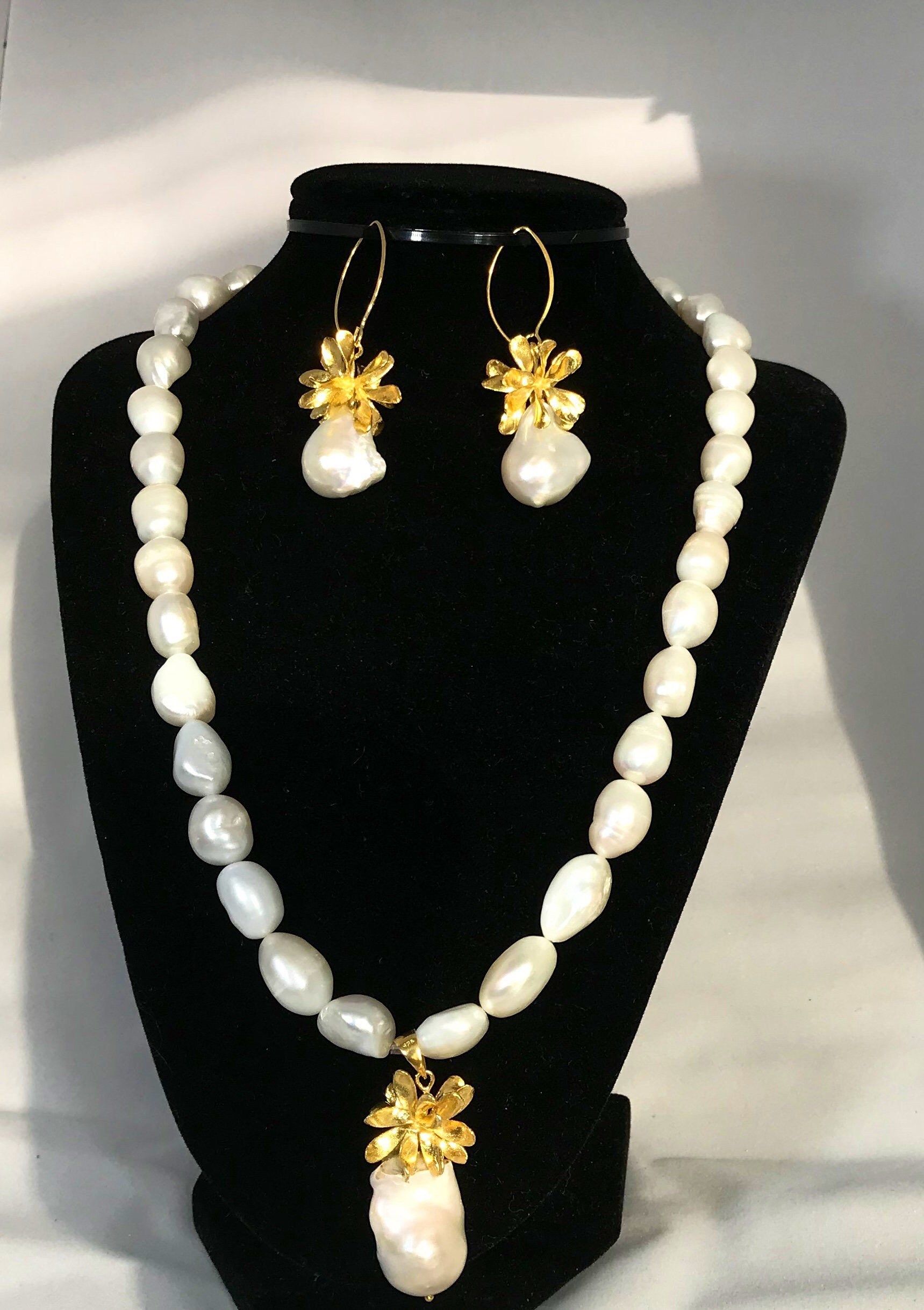 Natürliche Weiße Barockperlenkette Mit Ohrringen Natürliche Weiße Barockperlenkette Mit Ohrringen von LaRosaGems