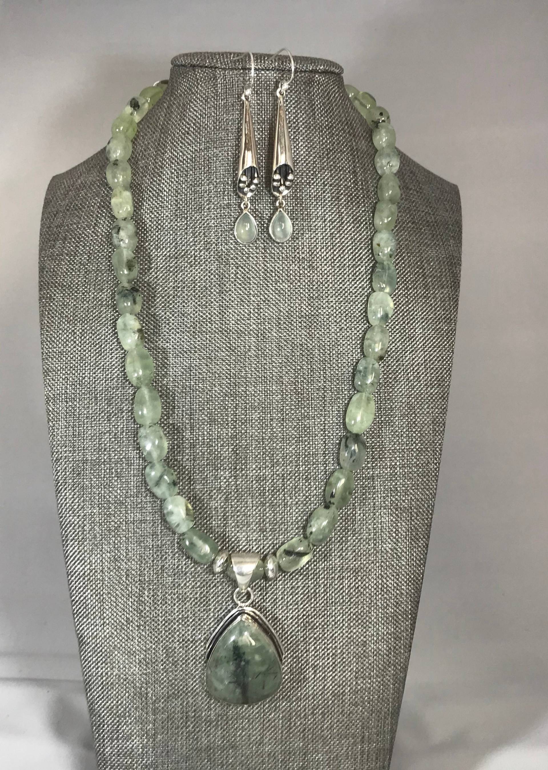 Prehnit Edelstein Halskette Mit Ohrringen Prehnit Edelstein Halskette Mit Ohrringen von LaRosaGems
