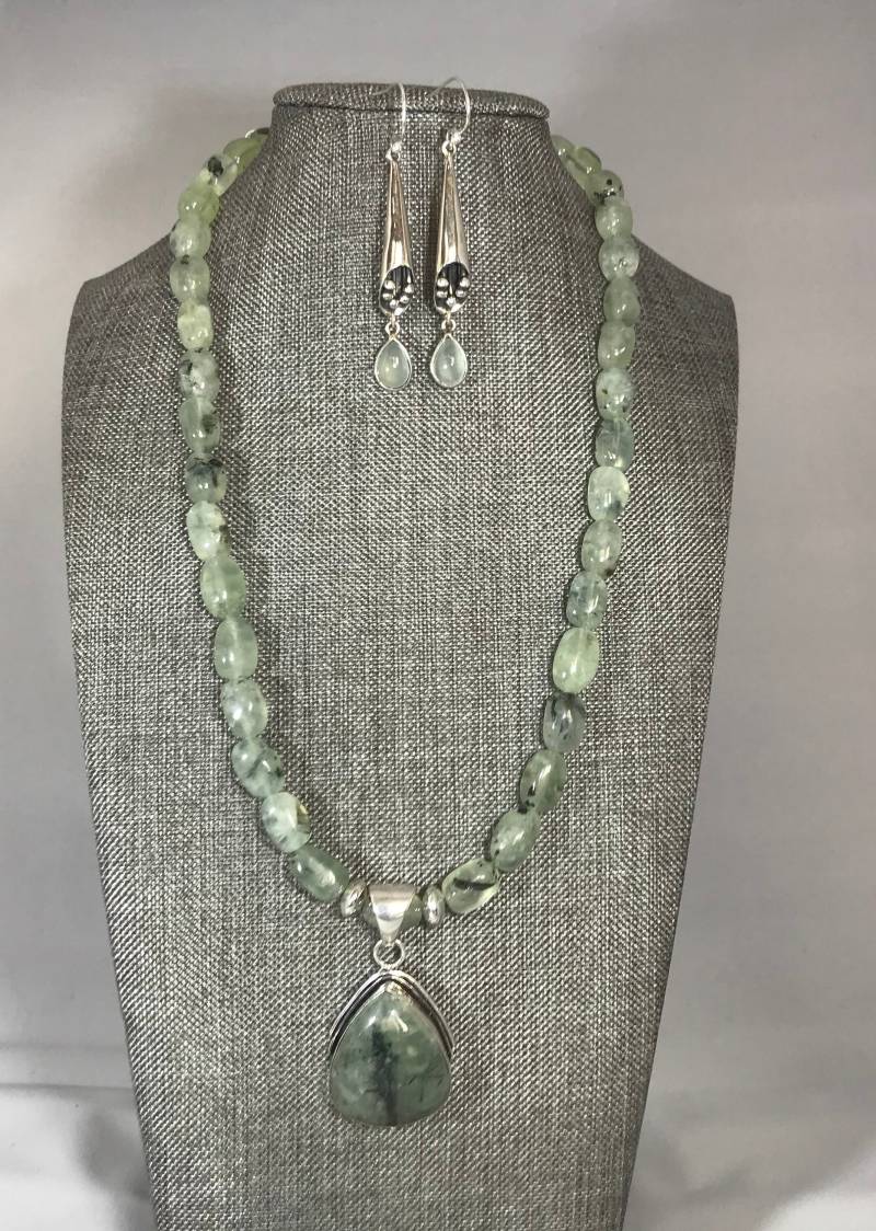 Prehnit Edelstein Halskette Mit Ohrringen Prehnit Edelstein Halskette Mit Ohrringen von LaRosaGems
