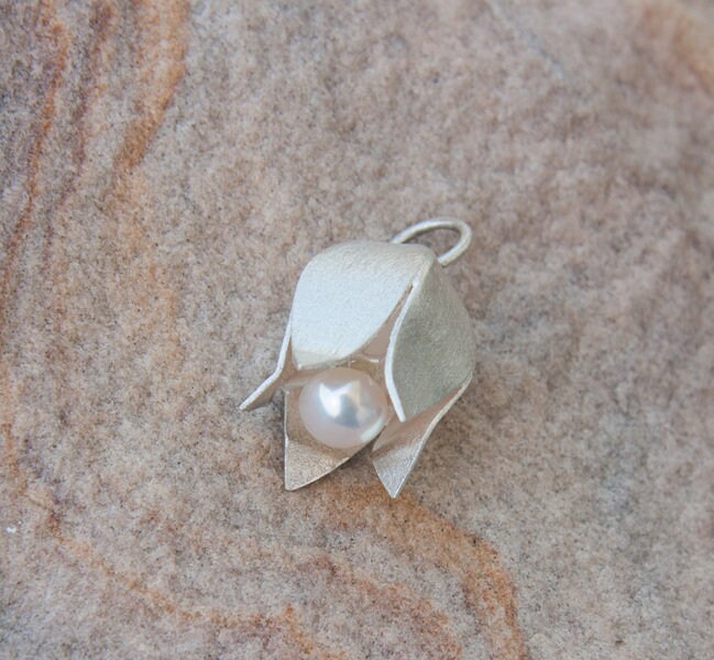 Floraler Kettenanhänger Aus Silber Mit Einer Süßwasserperle/Ohne Kette Floraler Kettenanhänger Aus Silber Mit Einer Süßwasserperle/Ohne Kette von LaRosaSchmuck