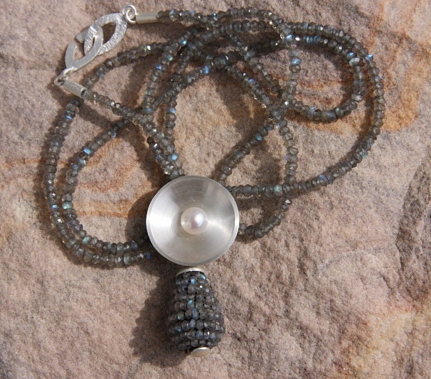 Gala Labradoritkette Mit Silberschale Plus Süßwasserperle Und Labradoritpampel von LaRosaSchmuck