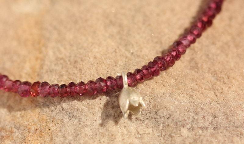 Granatkette Aus Facettierten Grantperlen Mit Silberblüte Granatkette Aus Facettierten Grantperlen Mit Silberblüte von LaRosaSchmuck