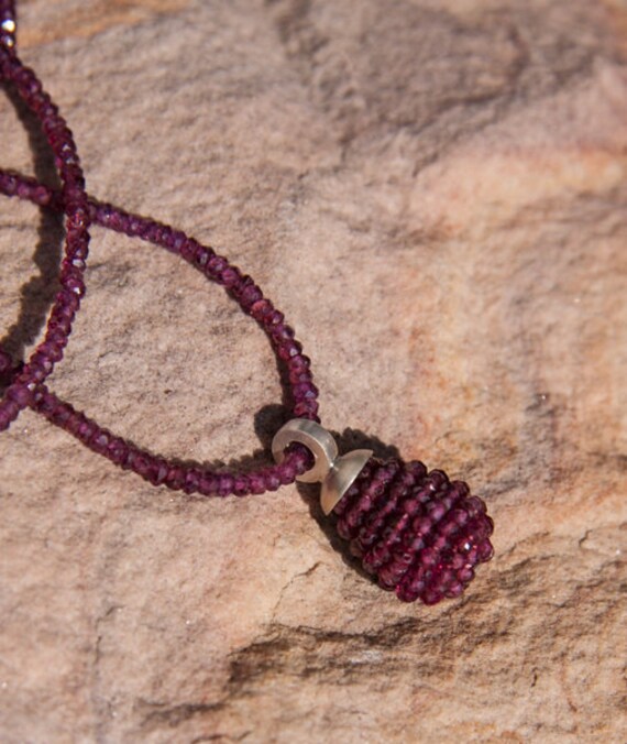 Granatkette Mit Granatpampel An Silberöse von LaRosaSchmuck