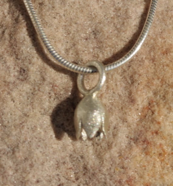 Kettenanhänger Mit Silberblüte in Tulpenform Kettenanhänger Mit Silberblüte in Tulpenform von LaRosaSchmuck