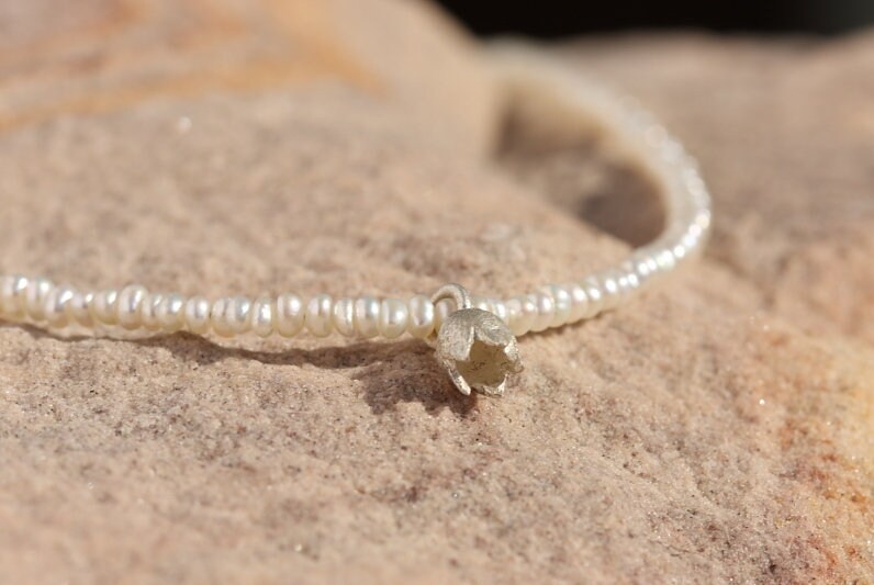 Perlenkette Mit Silberblüte Zart 42, 5 cm Perlenkette Mit Silberblüte Zart 42, 5 cm von LaRosaSchmuck