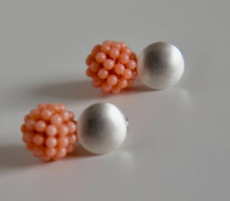 Silberohrstecker Mit Korallenbällchen von LaRosaSchmuck