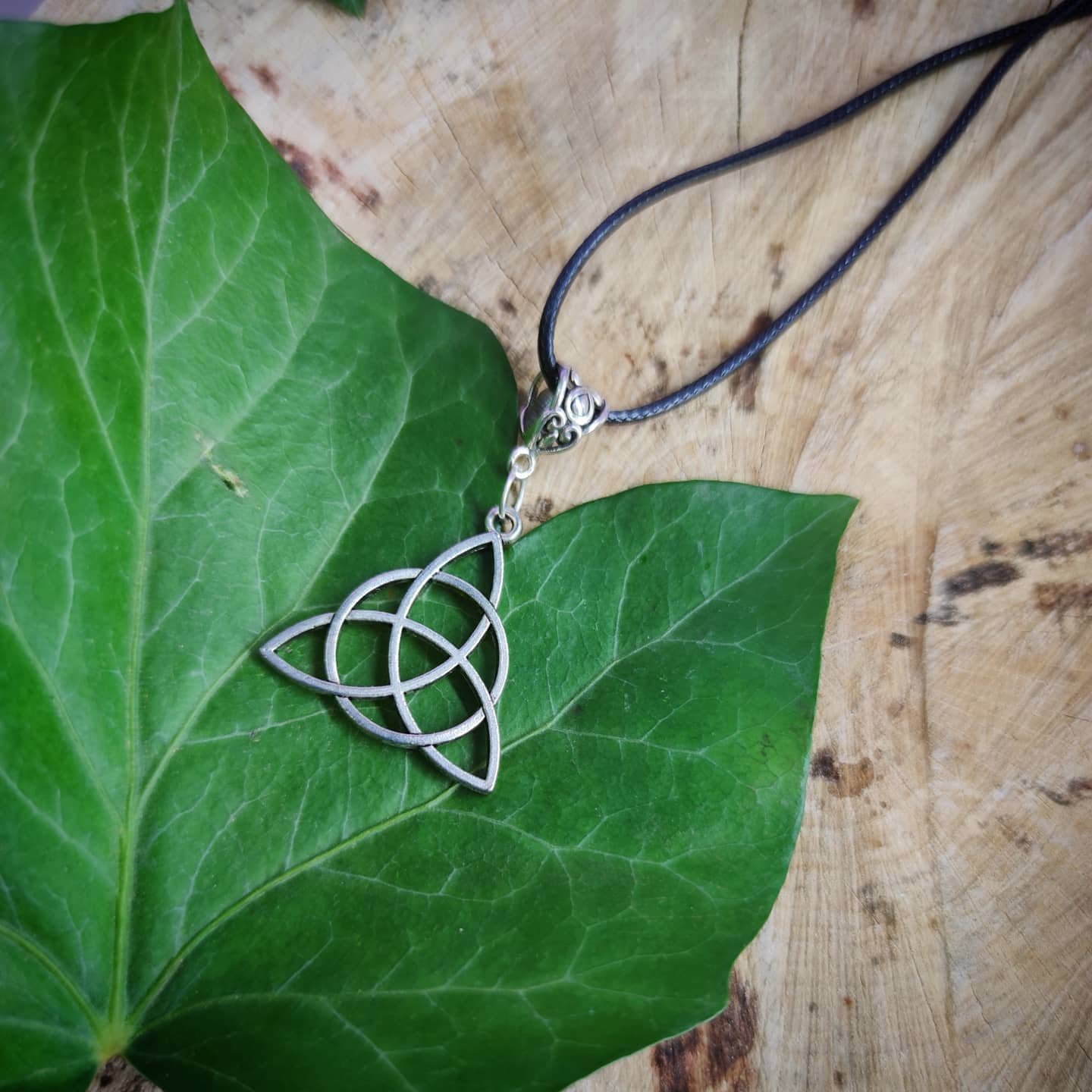 Halskette Triquetra von LaRoseDeKirjava