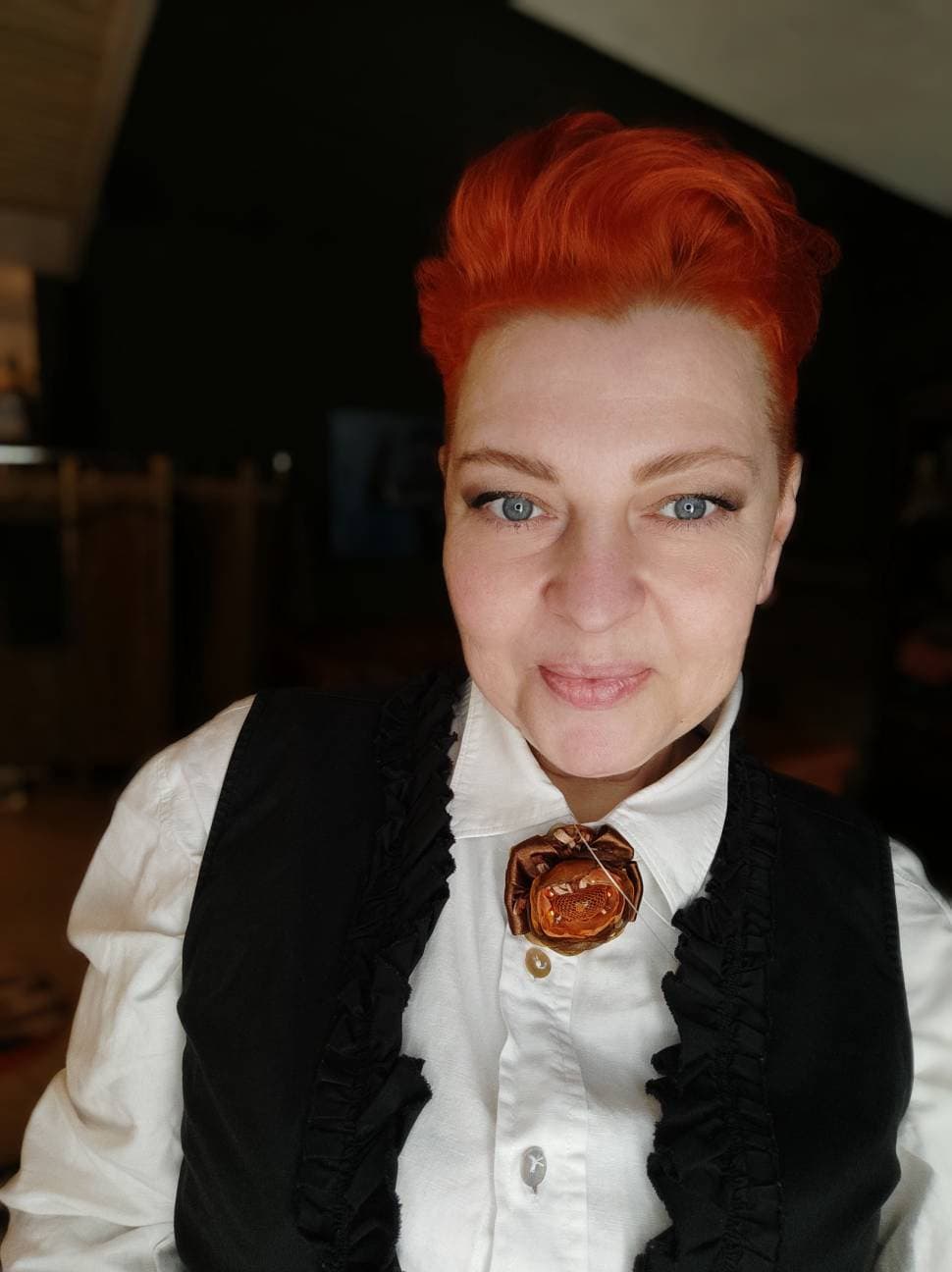 Elegante Braune Blumen-Brosche Handgemachte Anstecknadel von LaSkut