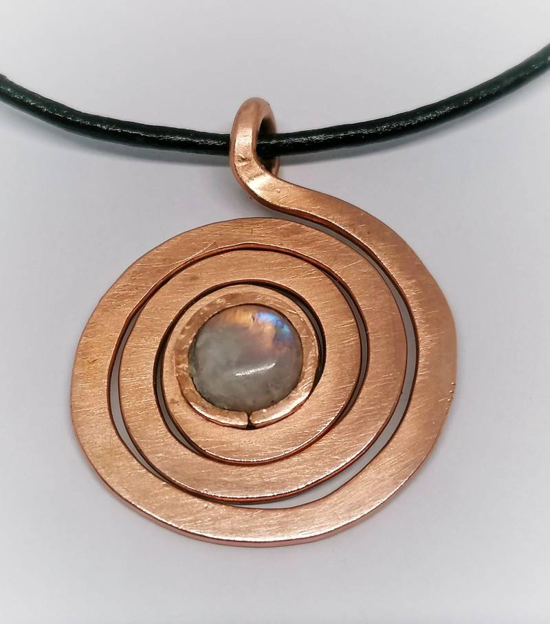Anhänger Kupferspirale Mit Mondstein Anhänger Kupferspirale Mit Mondstein von LaSombrilla
