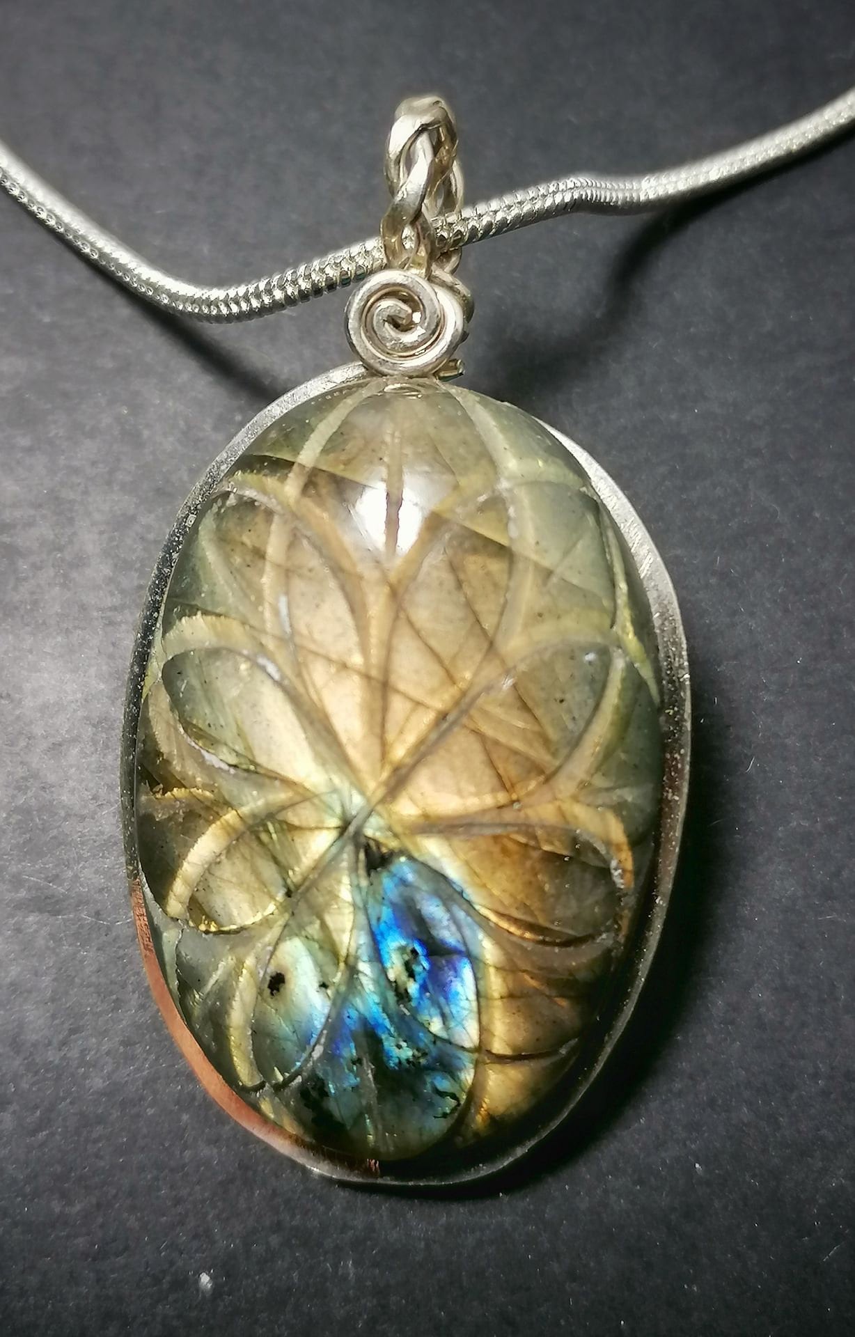 Anhänger Labradorit Mit Blume Gravur Silber 925 von LaSombrilla