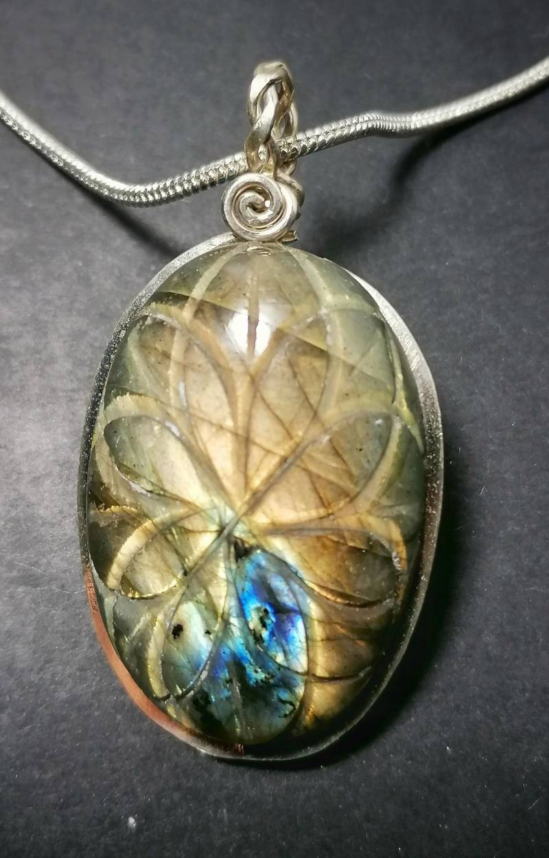 Anhänger Labradorit Mit Blume Gravur Silber 925 Anhänger Labradorit Mit Blume Gravur Silber 925 von LaSombrilla