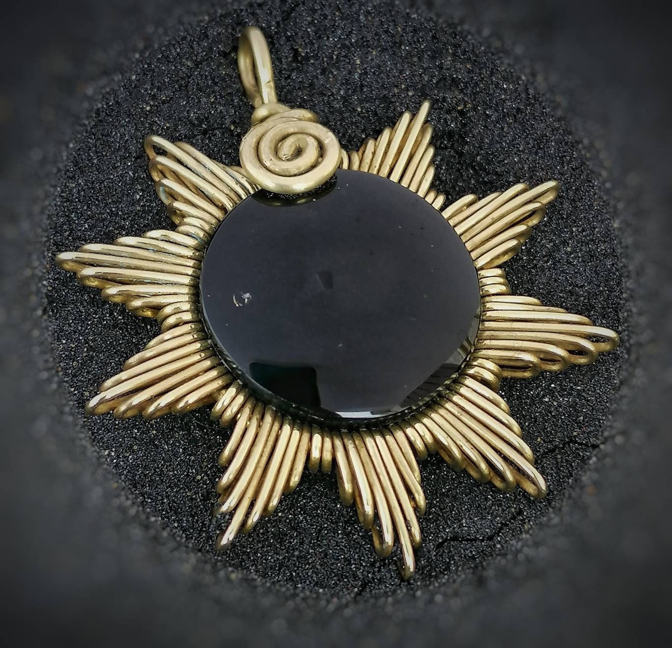 Anhänger Schwarzer Obsidian Sonne Messing von LaSombrilla