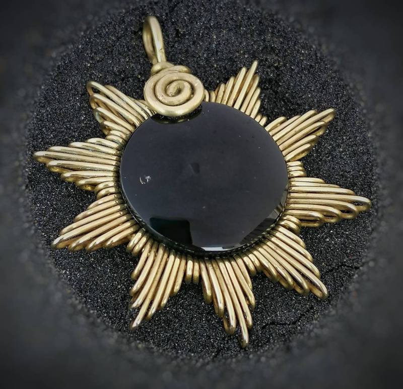 Anhänger Schwarzer Obsidian Sonne Messing Anhänger Schwarzer Obsidian Sonne Messing von LaSombrilla
